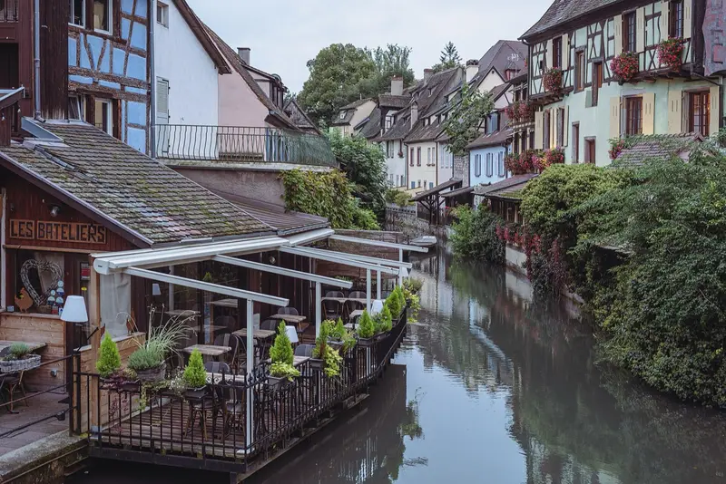 Casas coloridas à beira do canal na Petite Venise, em Colmar