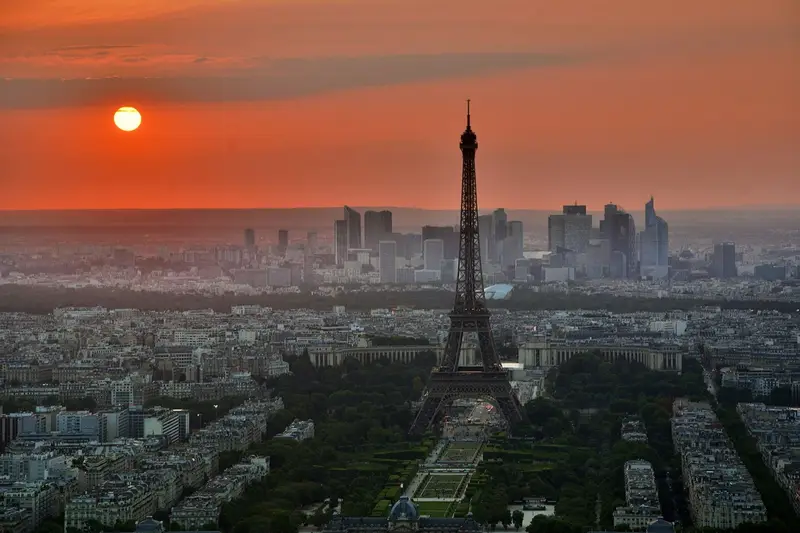 Torre Eiffel ao pôr do sol